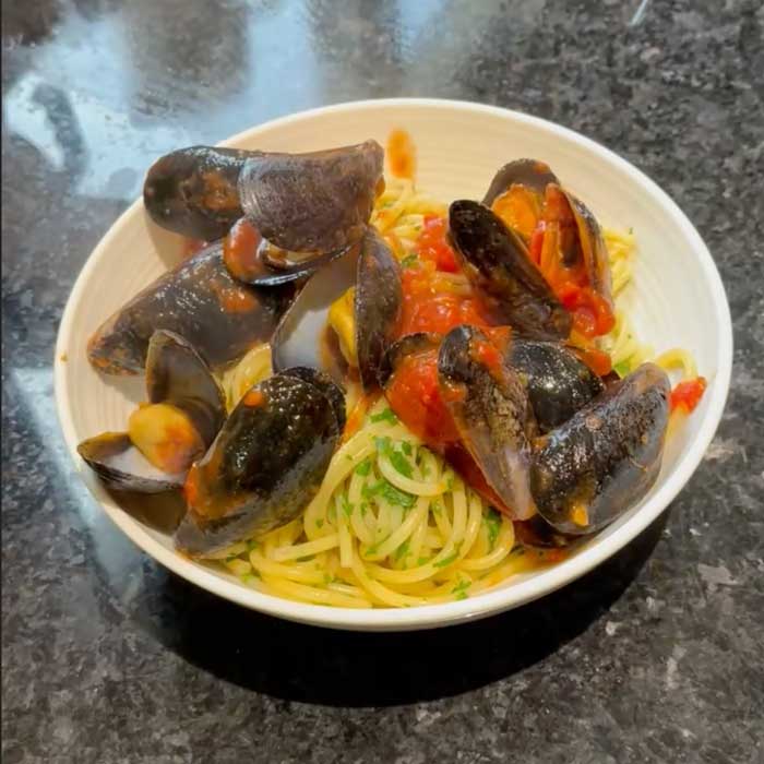 spaghetti chilli parsley mussels recipe image